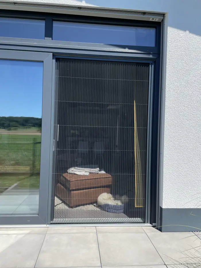 Insektenschutz-Plissee an einer Terrassentür, Kundenprojekt von BFO Insektenschutz