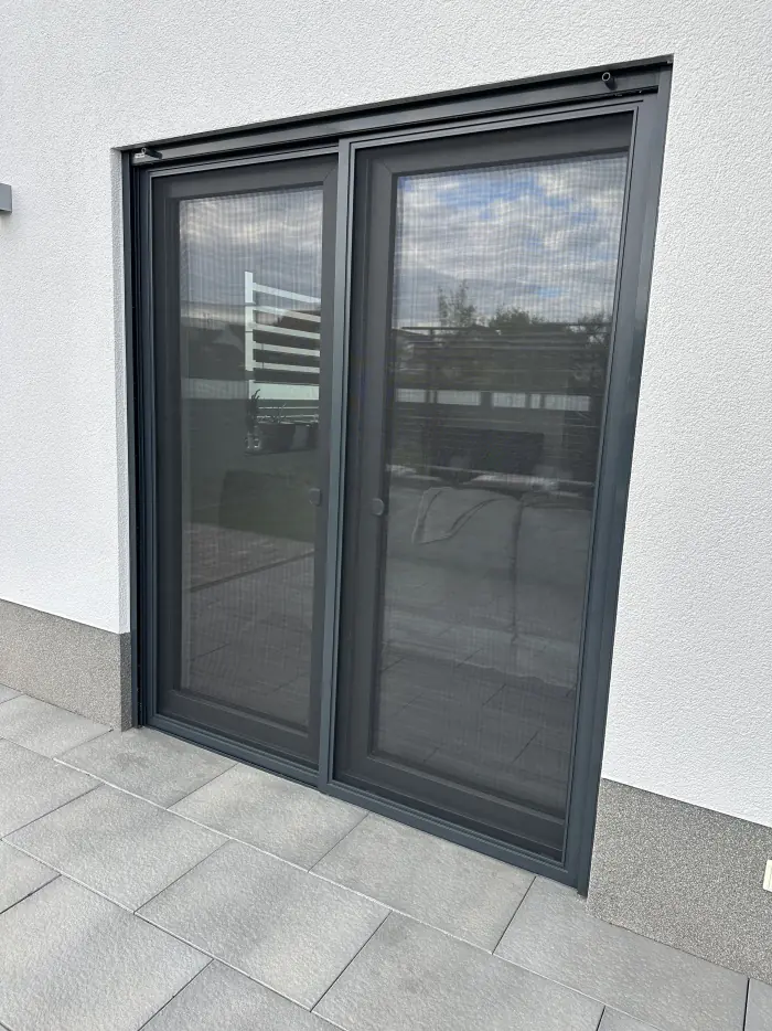 Zweiflügelige Insektenschutztür in Anthrazit an einer Terrassentür
